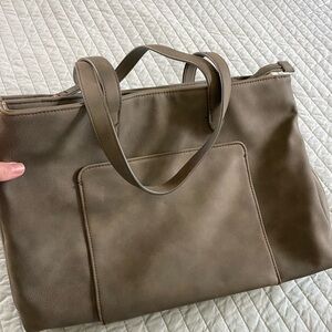 Threshold tote with pockets